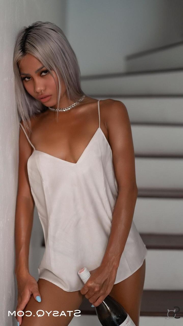 13P Die platinblonde Teenagerin Riri zeigt ihren dunkelhäutigen Körper und posiert nackt