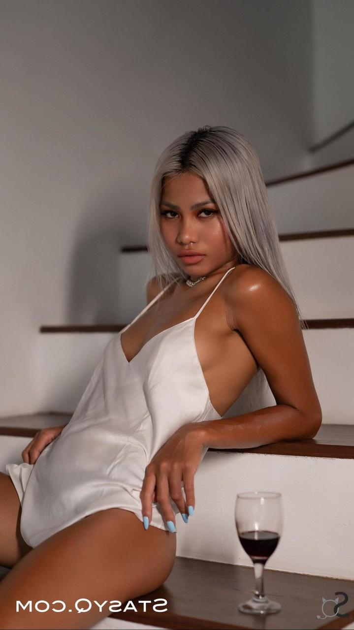 13P Die platinblonde Teenagerin Riri zeigt ihren dunkelhäutigen Körper und posiert nackt