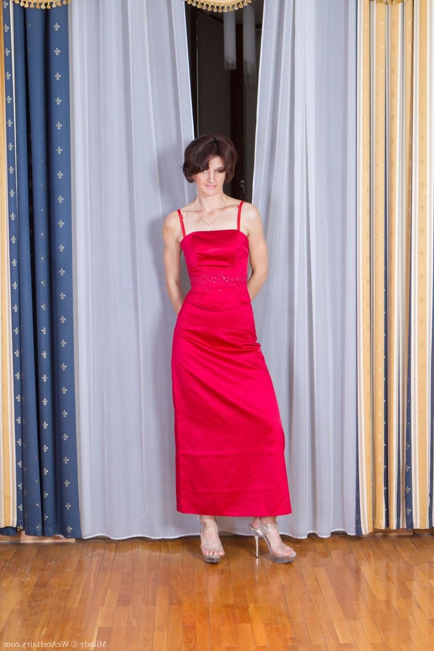 19P La maigre Milady enlève sa robe rouge pour montrer son cul chaud et jouer avec sa fente poilue.