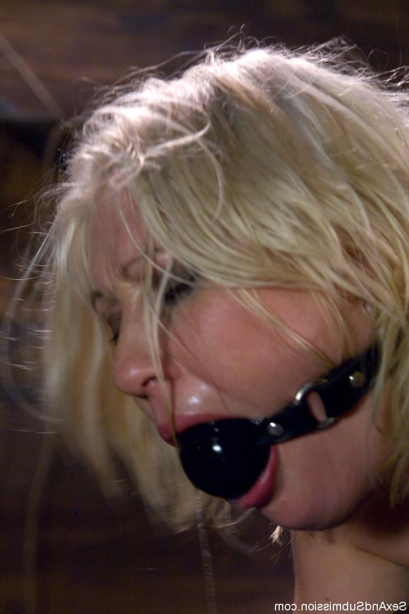 20P Die nackte Blondine Krissy Leigh wird in der Knechtschaft analisiert und mit einem Vibrator bestraft