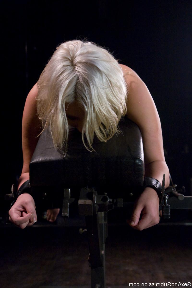 20P Die nackte Blondine Krissy Leigh wird in der Knechtschaft analisiert und mit einem Vibrator bestraft