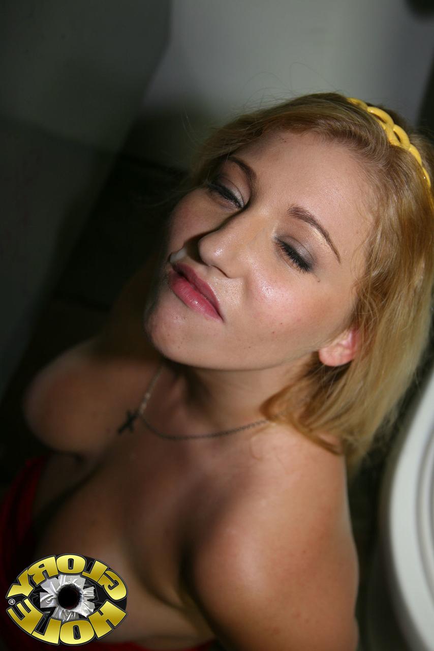 20P Jessi Stone, gata de 30 anos, se dedilha e é transada por um galo negro no buraco da glória