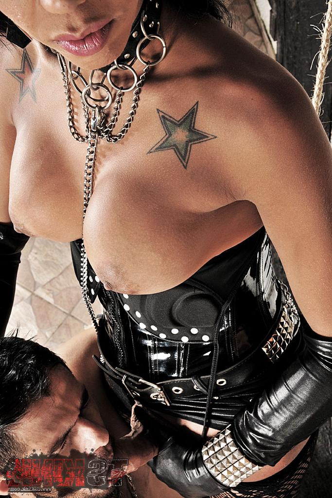 20P Transexual culona Camila Close jugando y follando el culo de su amante en acción BDSM