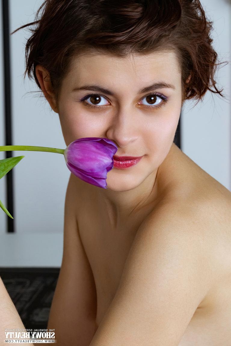 20P Une jeune beauté aux cheveux courts enfile un pantalon en jean pour se mettre totalement nue