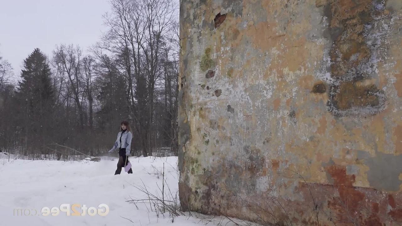 15P La guapa Veronica revela su coño afeitado mientras orina en la nieve