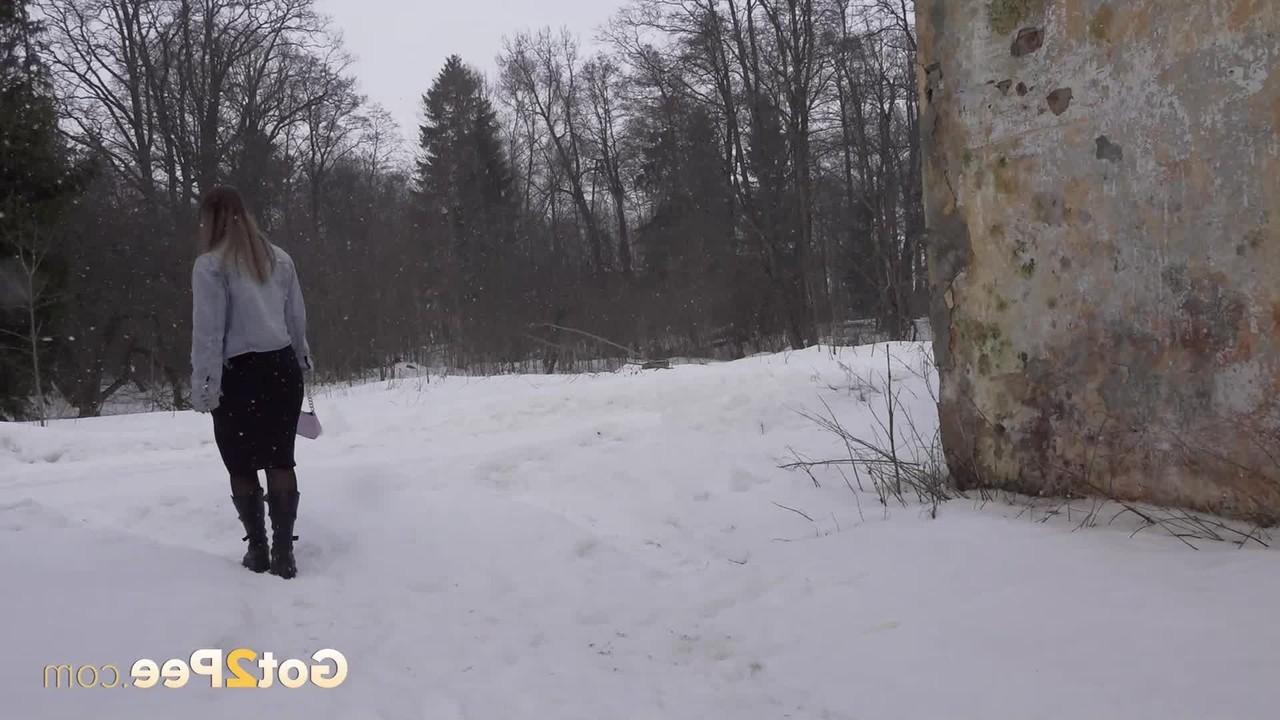 15P La guapa Veronica revela su coño afeitado mientras orina en la nieve