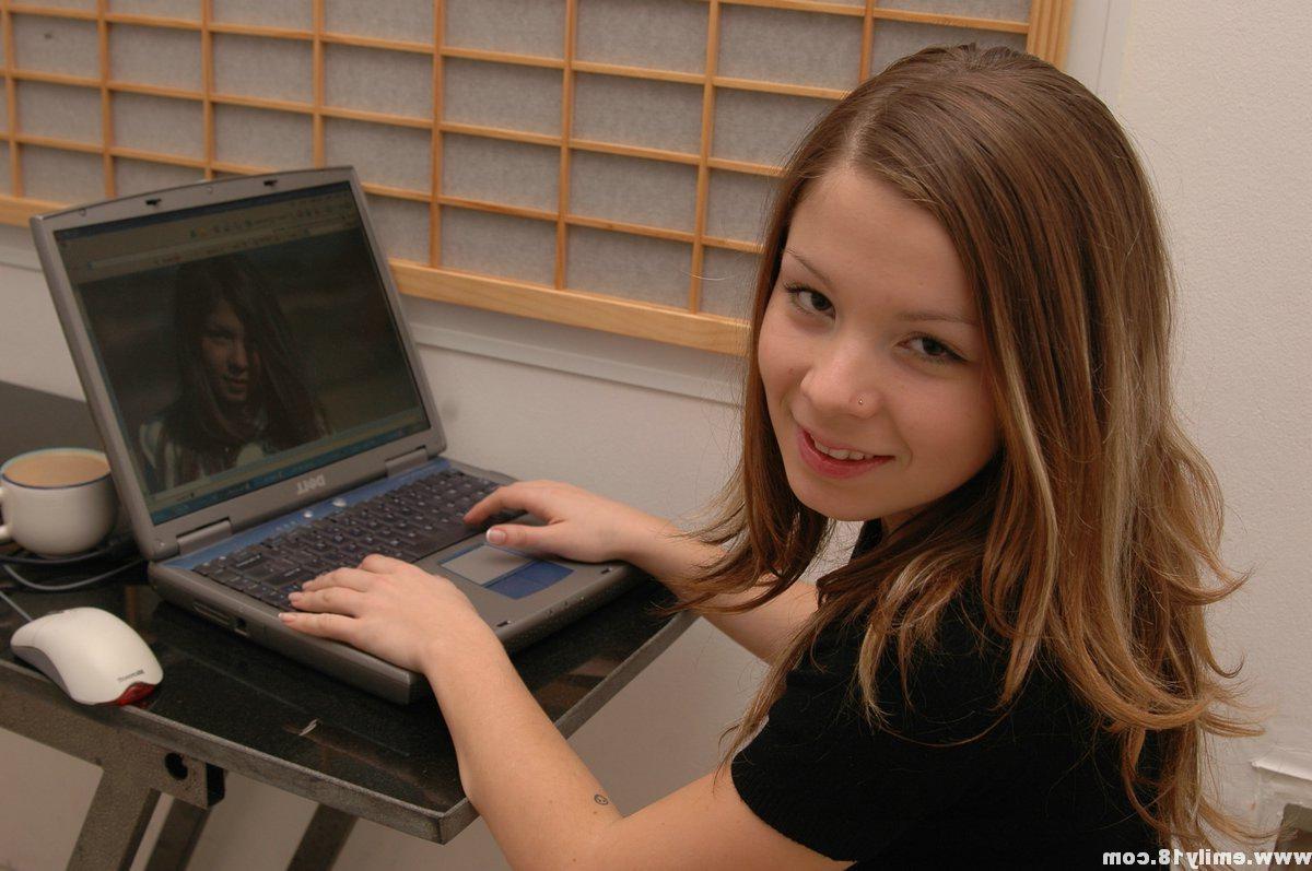 15P Uma jovem encantadora descobre seus peitos minúsculos enquanto usa calcinha sexy