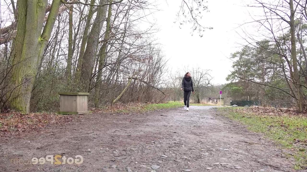 15P La MILF sexy Cynthia Vellons montre sa chatte rasée en pissant en plein air.