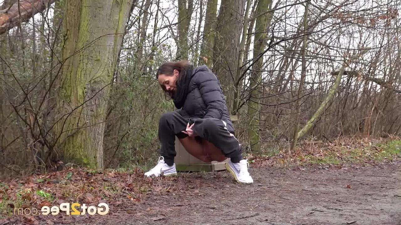 15P La MILF sexy Cynthia Vellons montre sa chatte rasée en pissant en plein air.