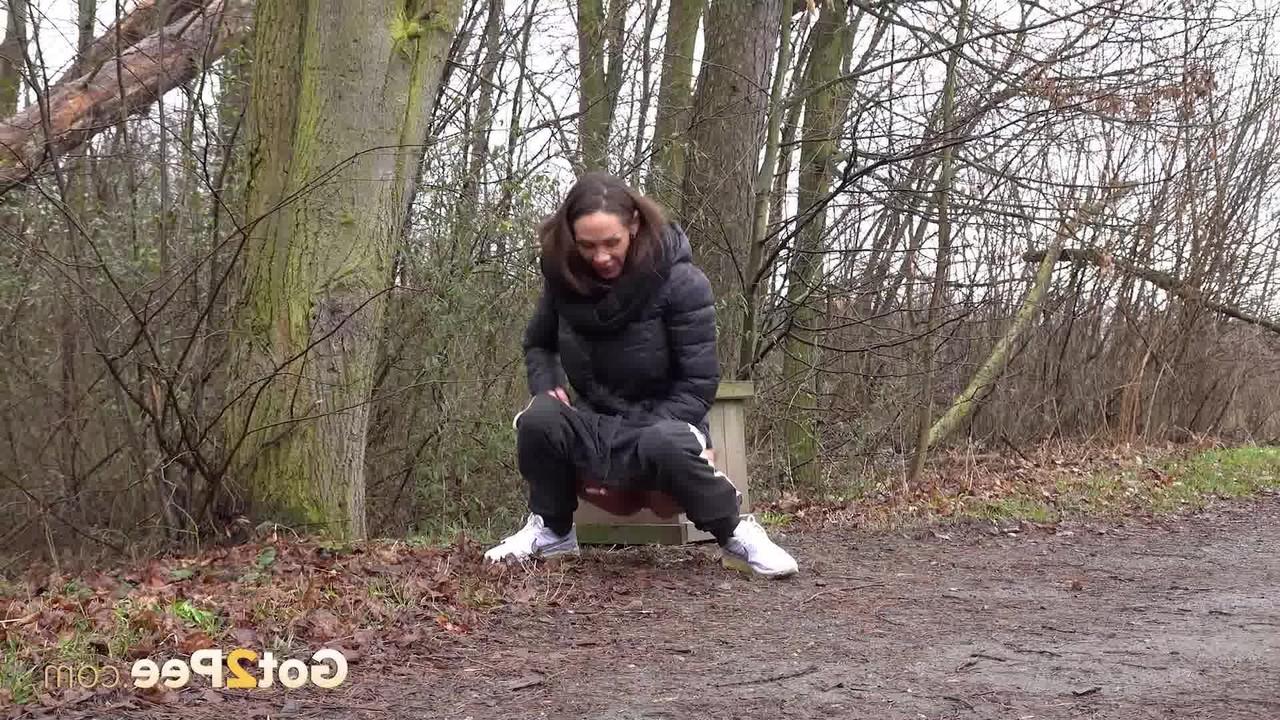 15P La MILF sexy Cynthia Vellons montre sa chatte rasée en pissant en plein air.