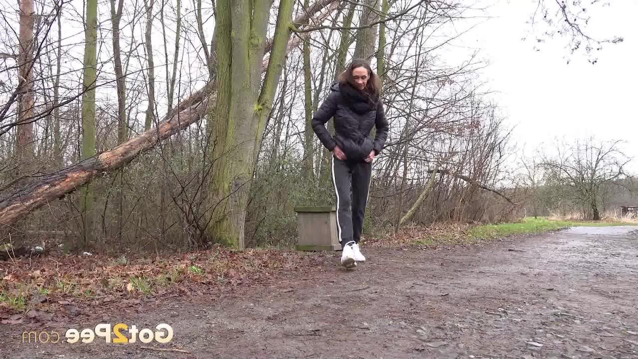 15P La MILF sexy Cynthia Vellons montre sa chatte rasée en pissant en plein air.