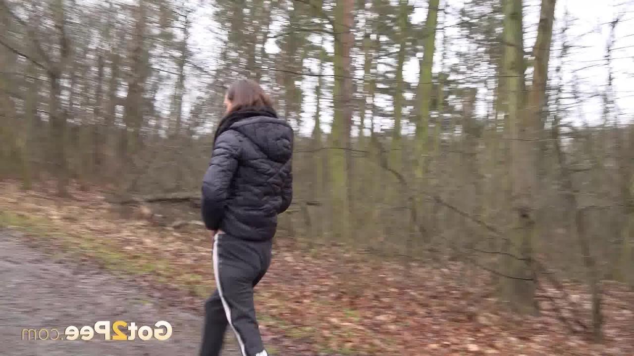 15P La MILF sexy Cynthia Vellons montre sa chatte rasée en pissant en plein air.
