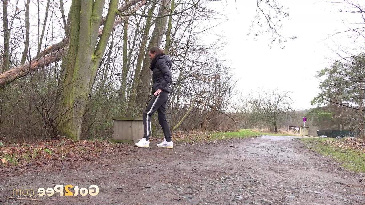 15P La MILF sexy Cynthia Vellons montre sa chatte rasée en pissant en plein air.