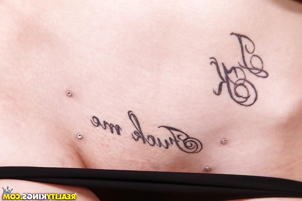 16P Kristy Black zieht sich vor der Kamera aus und beginnt, ihren rasierten Pfirsich zu fingern