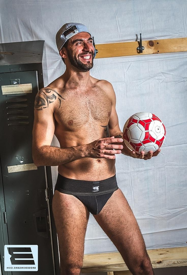 20P Des hommes gays musclés se sucent la grosse bite et ont des relations sexuelles anales hardcore