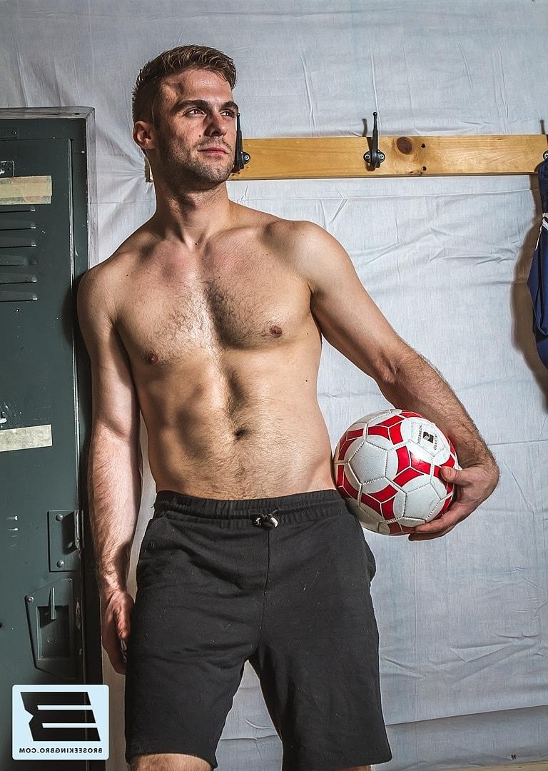 20P Des hommes gays musclés se sucent la grosse bite et ont des relations sexuelles anales hardcore