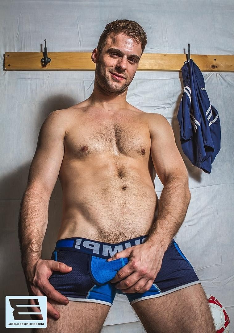 20P Des hommes gays musclés se sucent la grosse bite et ont des relations sexuelles anales hardcore
