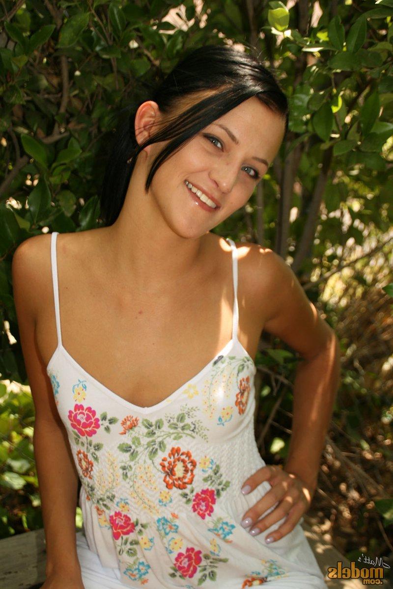 16P La brune amateur Brandy Bates se met totalement nue dans un jardin.