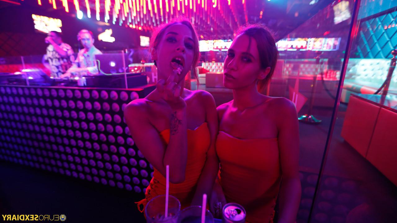 20P Strippers in provocative outfits Fox Twins having an intense POV 3way