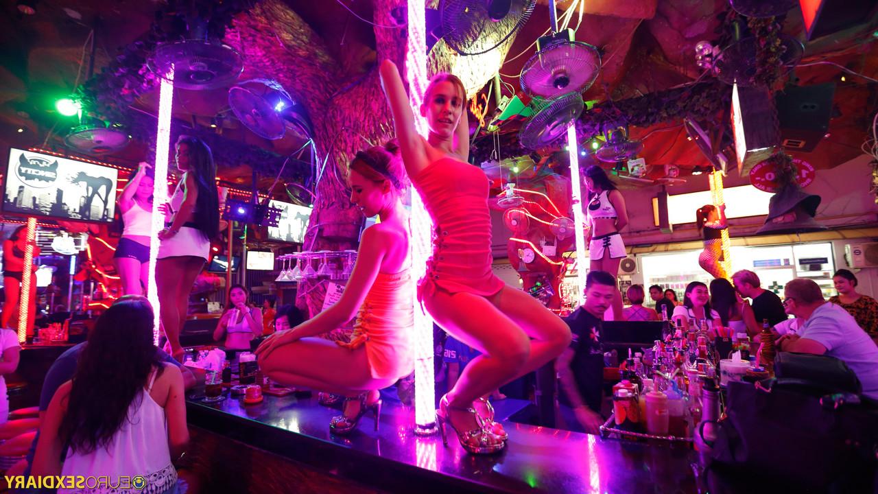 20P Strippers in provocative outfits Fox Twins having an intense POV 3way