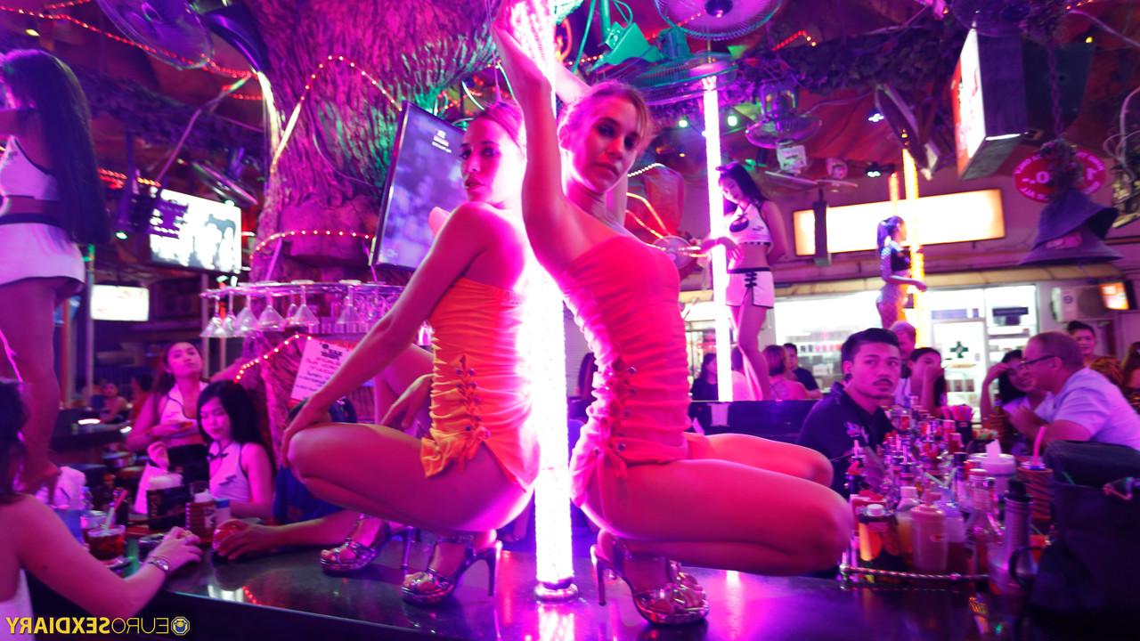 20P Strippers in provocative outfits Fox Twins having an intense POV 3way