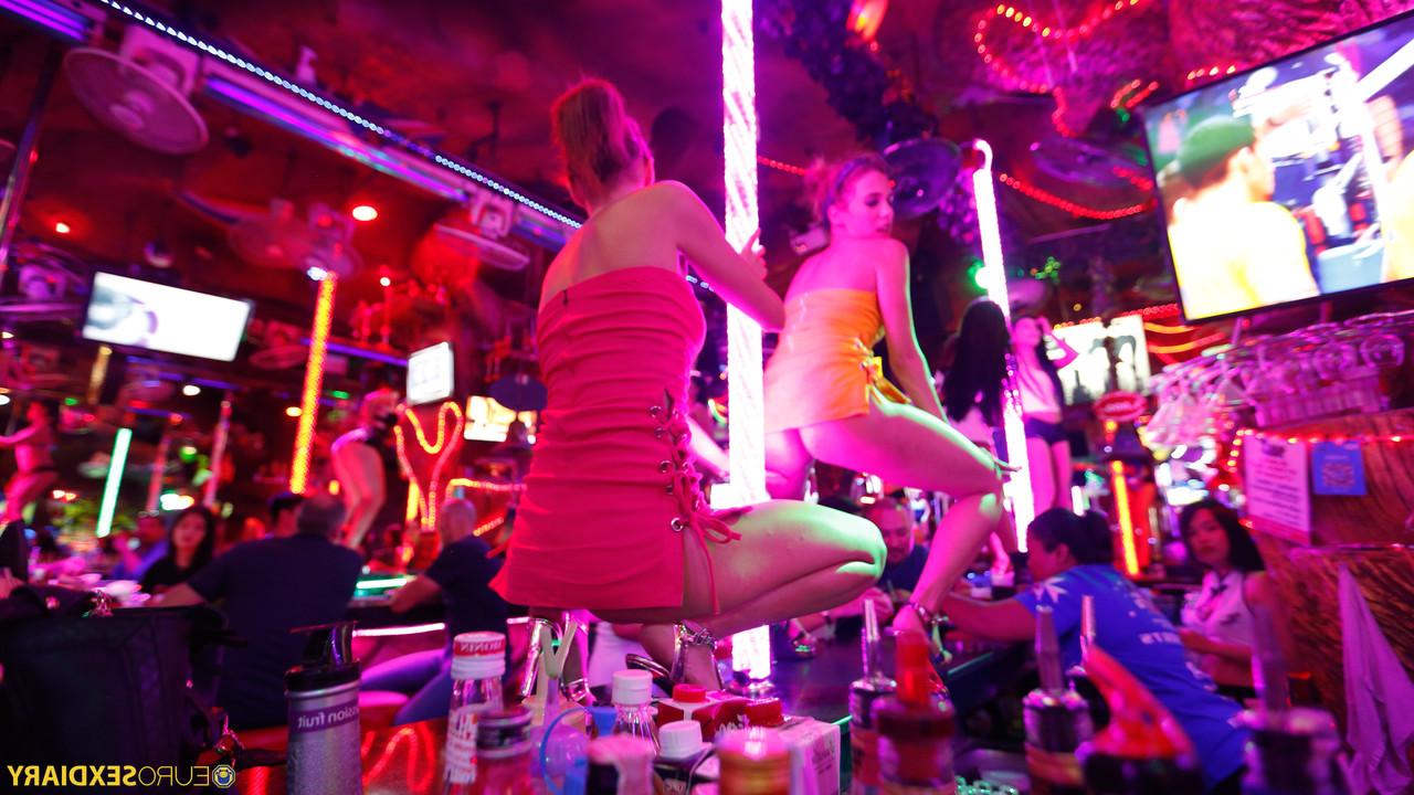 20P Strippers in provocative outfits Fox Twins having an intense POV 3way