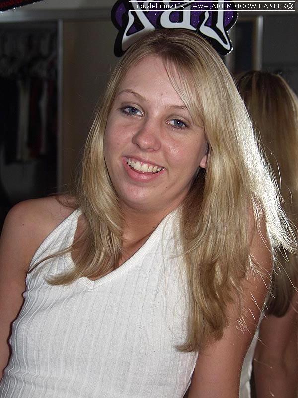 16P La blonde amateur Sierra écarte sa chatte humide après s'être déshabillée.
