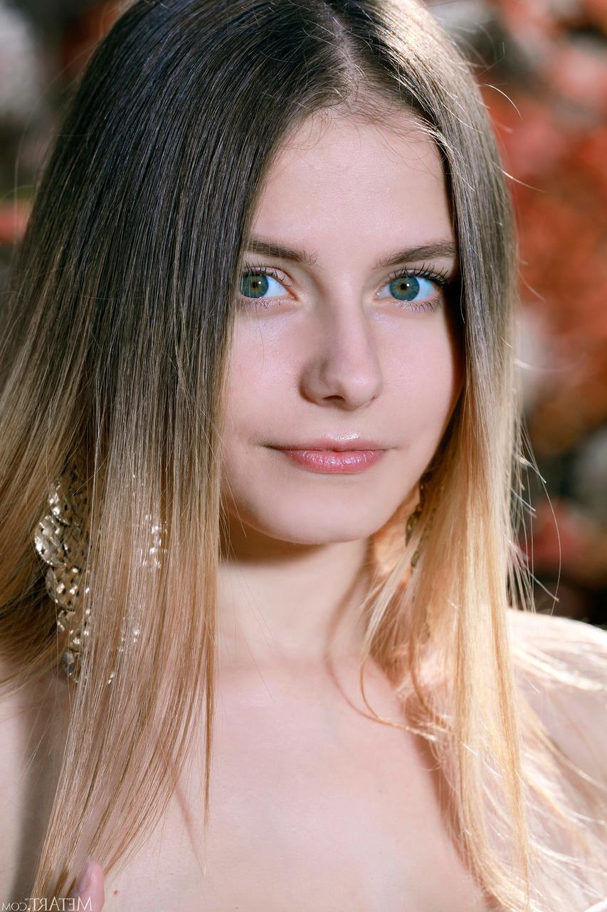 20P Das glamouröse russische Babe Dakota Pink zieht ihre Titten im Freien aus und drückt sie zusammen