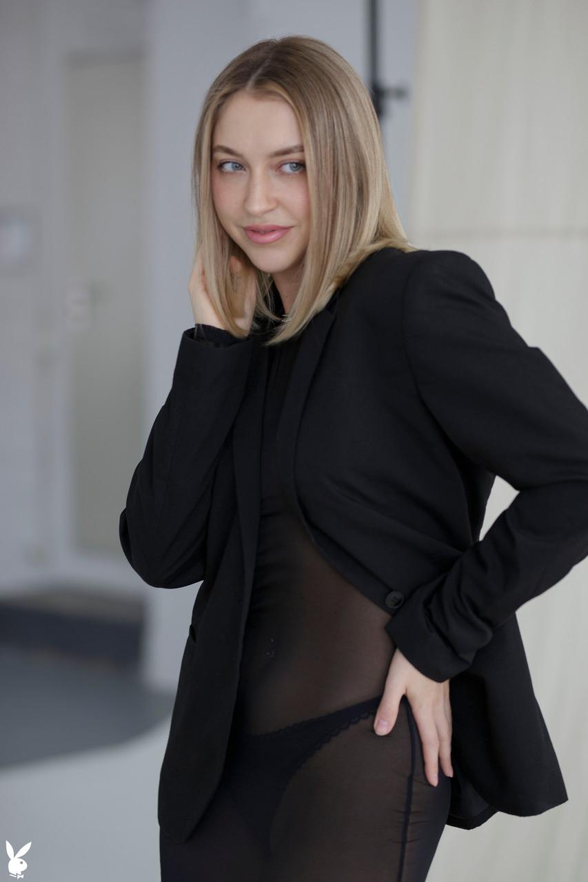 20P Shy babe Weronika Wabia strips to her heels and exposes her amazing body