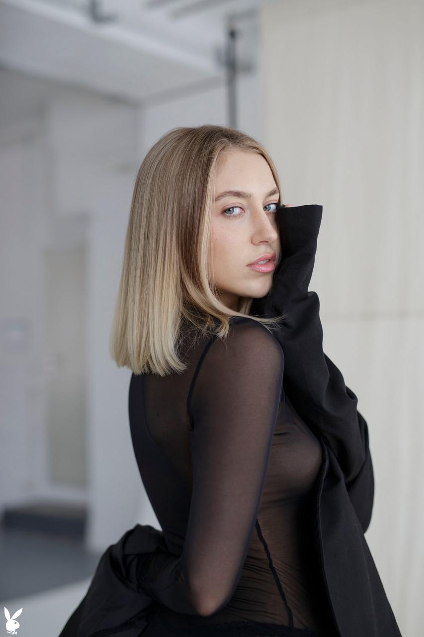 20P Shy babe Weronika Wabia strips to her heels and exposes her amazing body