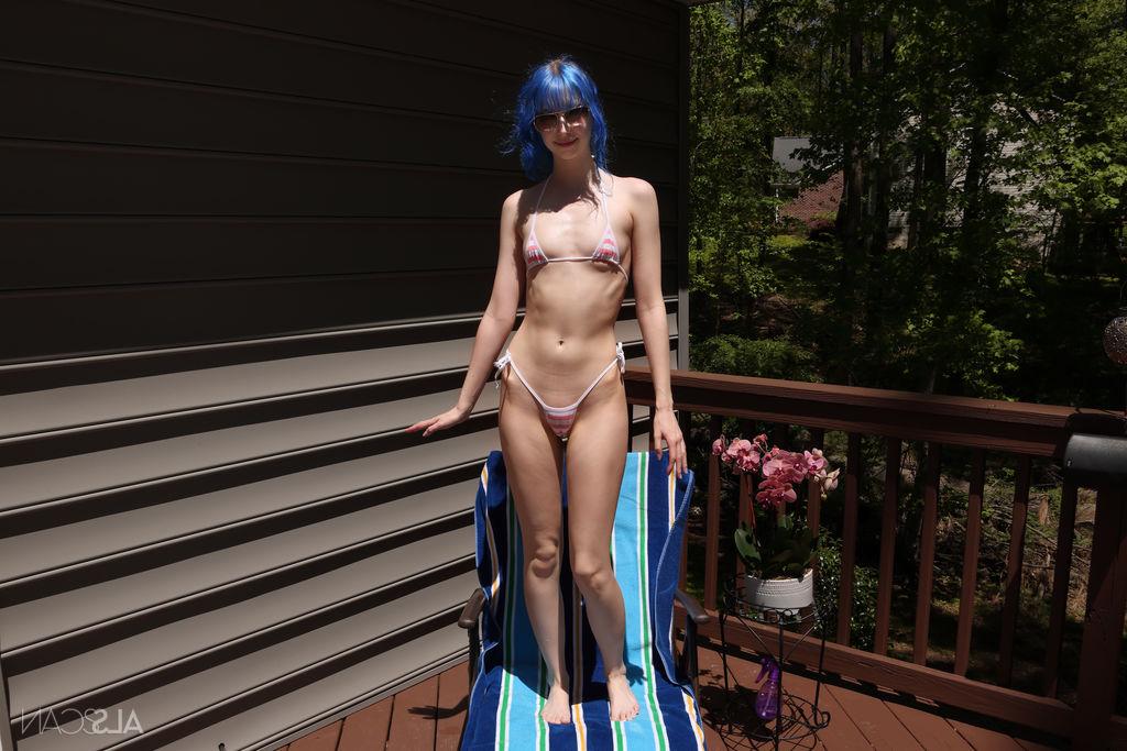 16P Garota magra com cabelo azul Aubrey Ansel fica nua em um deck usando óculos escuros