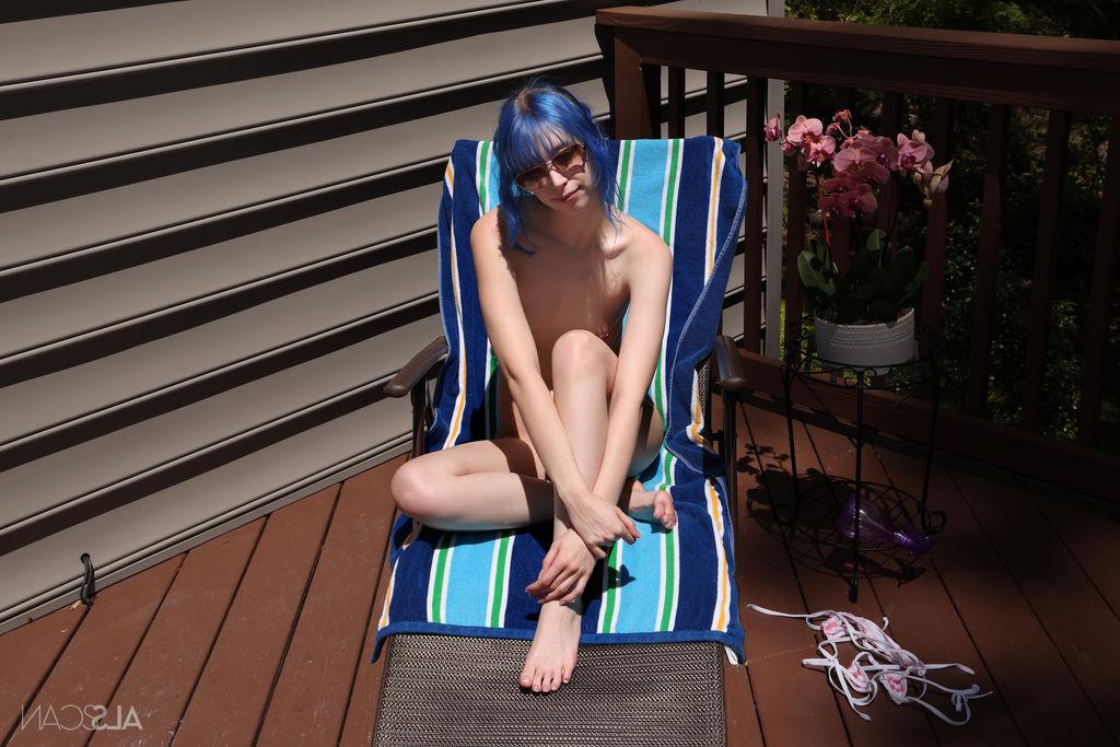 16P Garota magra com cabelo azul Aubrey Ansel fica nua em um deck usando óculos escuros