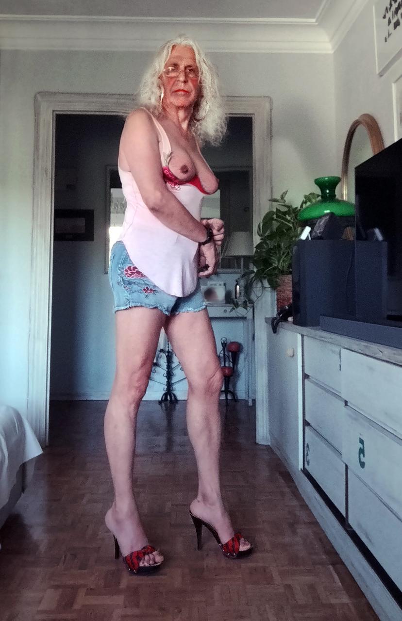 11P La transexuelle espagnole mature SlutCarla montre son plug anal lors d'un strip-tease.