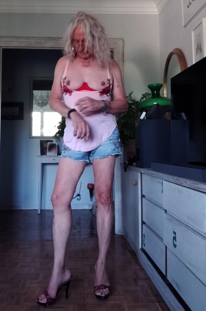 11P La transexuelle espagnole mature SlutCarla montre son plug anal lors d'un strip-tease.
