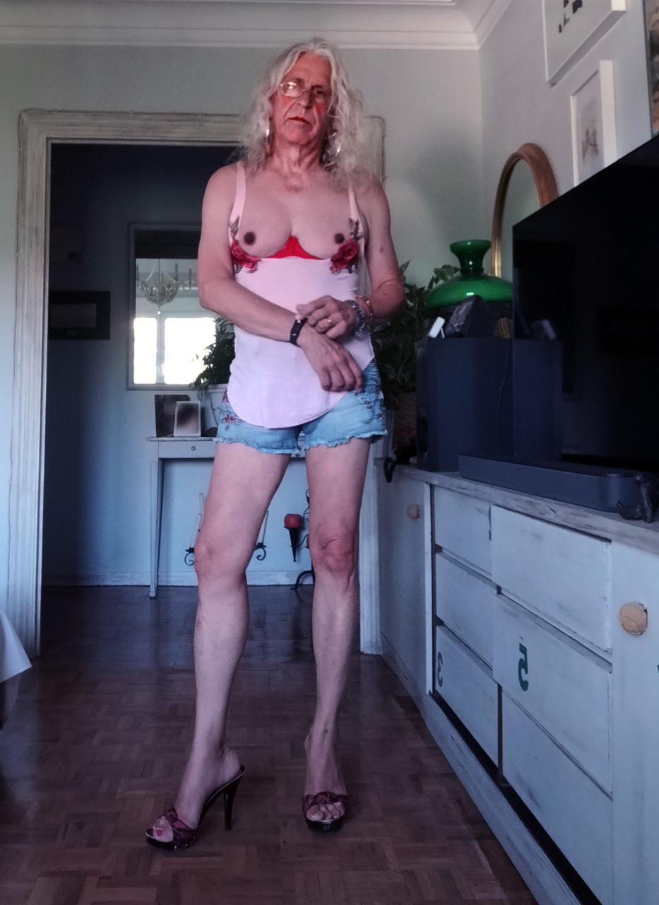 11P La transexuelle espagnole mature SlutCarla montre son plug anal lors d'un strip-tease.