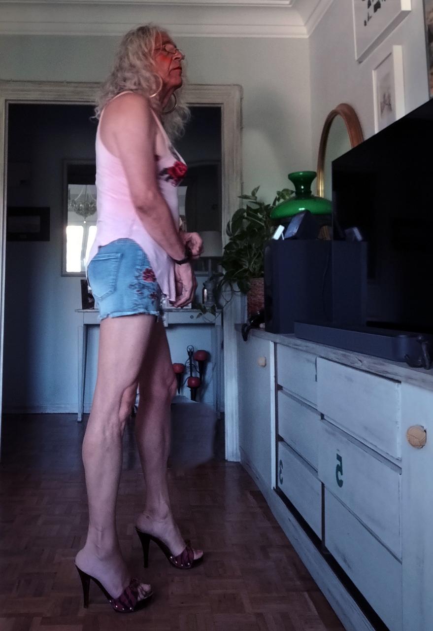 11P La transexuelle espagnole mature SlutCarla montre son plug anal lors d'un strip-tease.