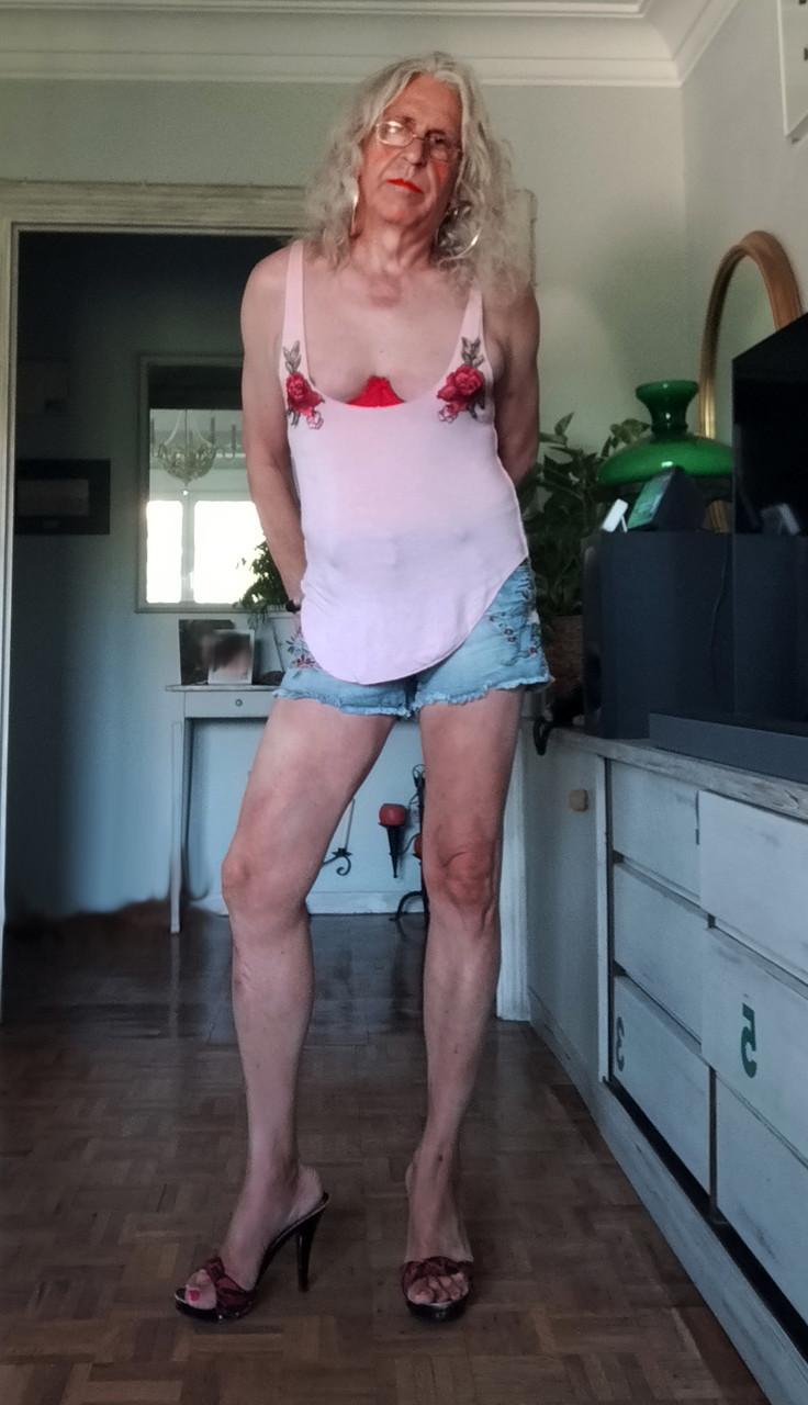 11P La transexuelle espagnole mature SlutCarla montre son plug anal lors d'un strip-tease.