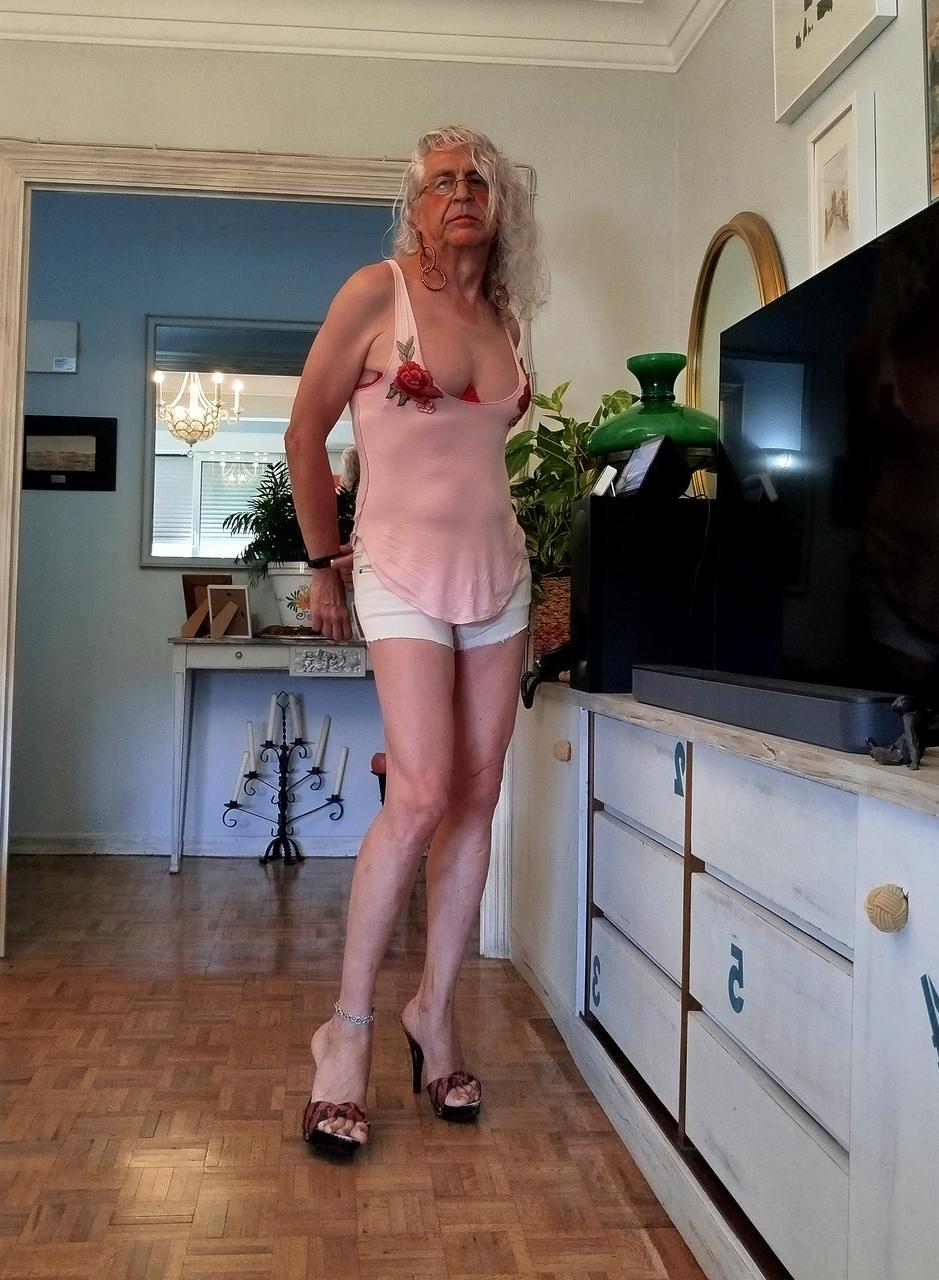 11P La transexuelle espagnole mature SlutCarla montre son plug anal lors d'un strip-tease.