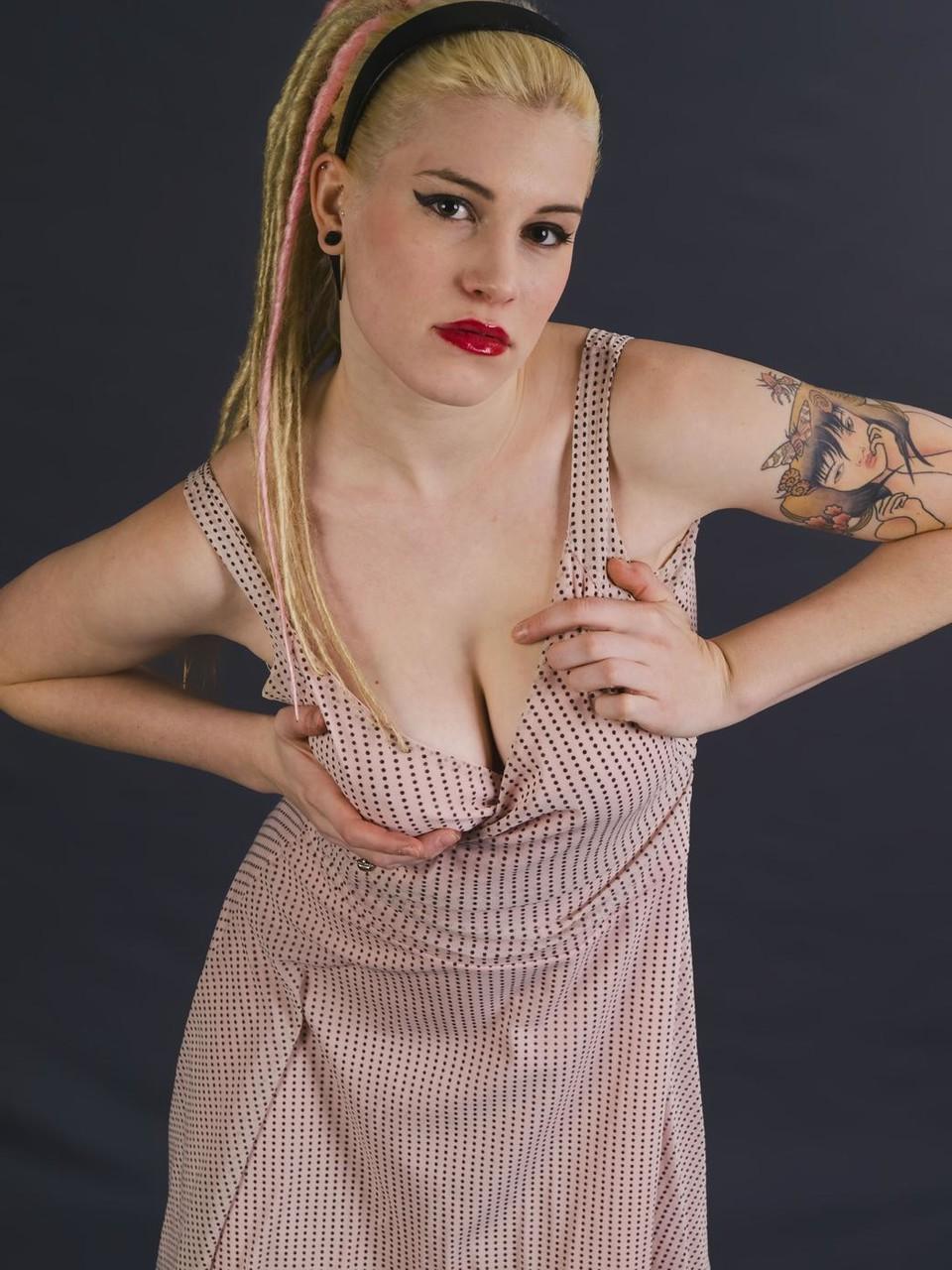 20P Linda loira gata mostra seus peitos grandes enquanto brinca com vestidos sensuais
