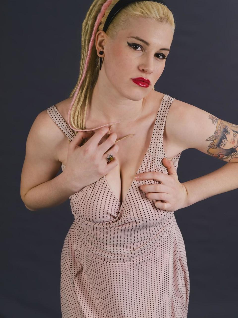 20P Linda loira gata mostra seus peitos grandes enquanto brinca com vestidos sensuais
