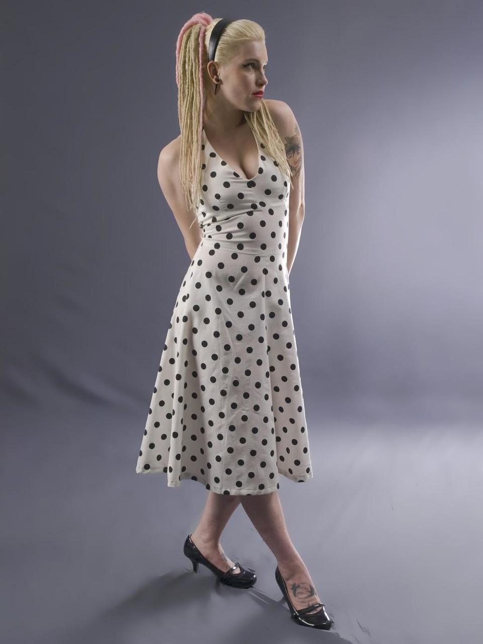 20P Linda loira gata mostra seus peitos grandes enquanto brinca com vestidos sensuais