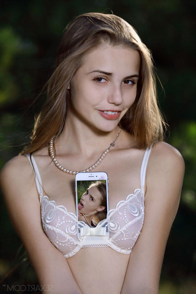 12P A doce adolescente Elle Tan tira selfies enquanto fica nua ao ar livre em um cobertor