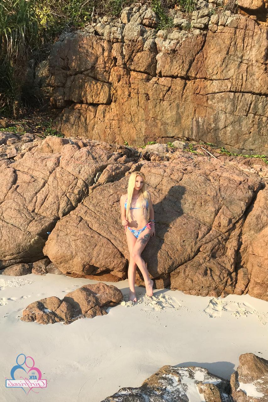 20P La blonde maigre Kenzie Reeves devient sauvage et coquine dans sa compilation