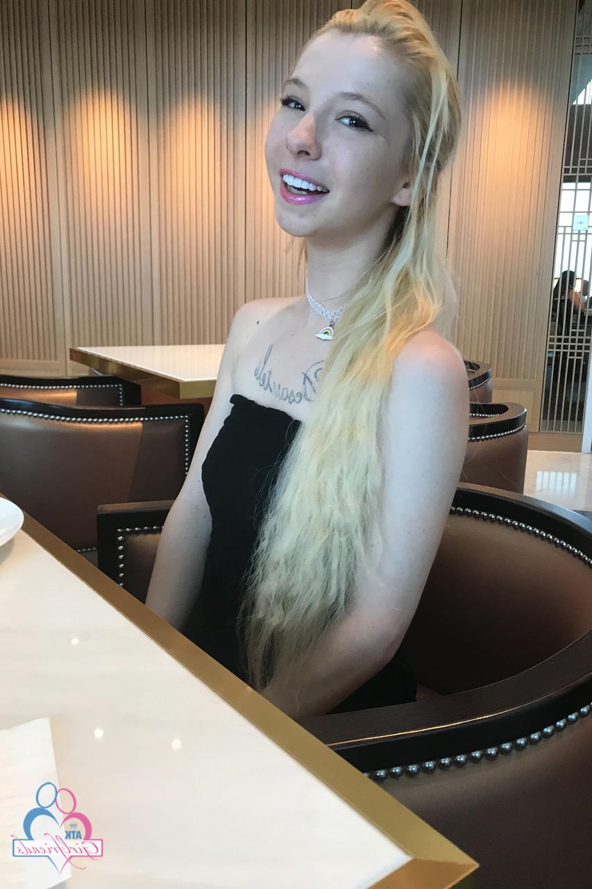20P La blonde maigre Kenzie Reeves devient sauvage et coquine dans sa compilation