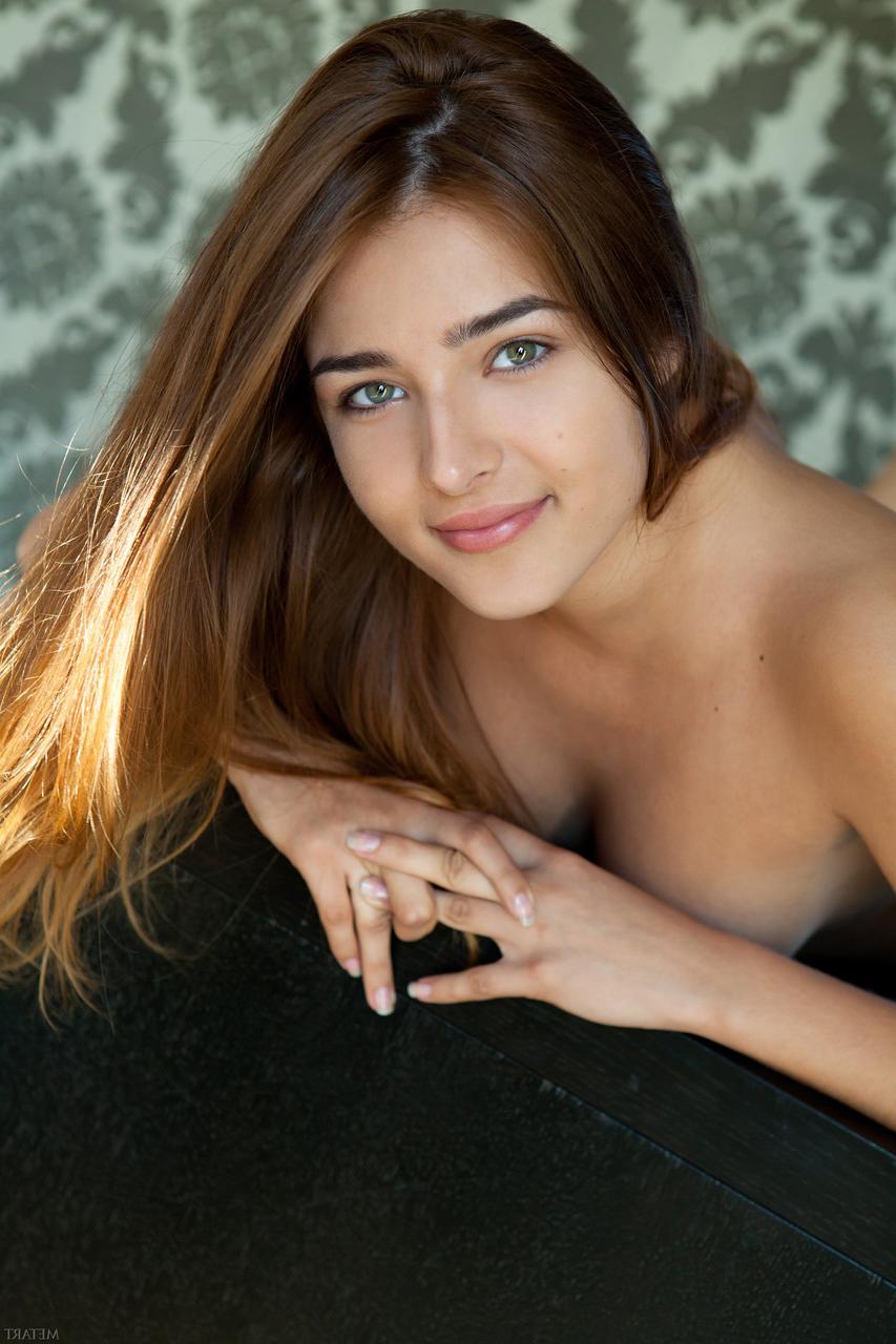 20P La glamurosa adriana f muestra sus hermosos pechos y su delicioso coño