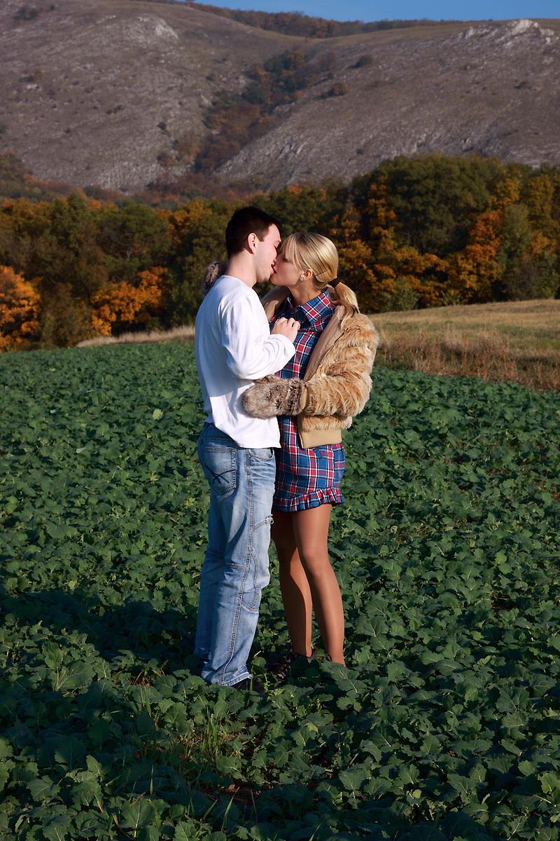 16P Blonde girl and her boyfriend have sex in a crop field away from prying eyes
