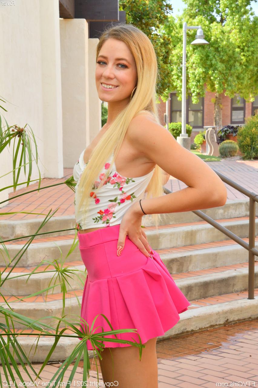 20P Amateur-Babe in einem rosa Rock River enthüllt ihre Möse und posiert in High Heels