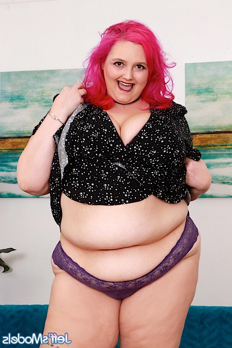 16P SSBBW aux cheveux roses, le doigt de Sara Star écarte sa chatte après s'être déshabillée