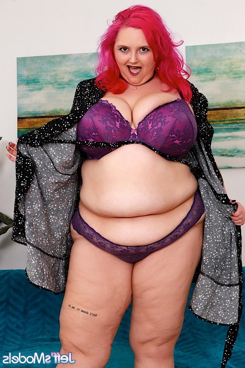 16P SSBBW aux cheveux roses, le doigt de Sara Star écarte sa chatte après s'être déshabillée