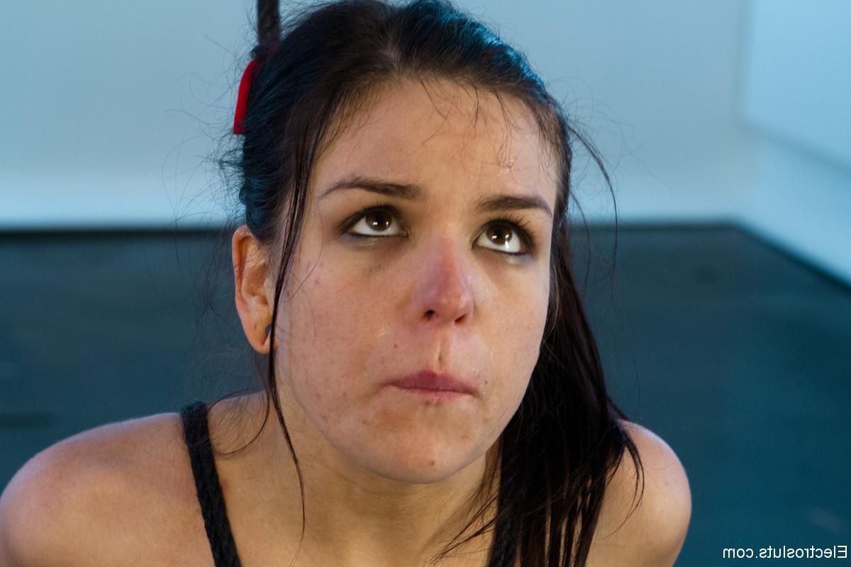 20P La pervertida Lorelei Lee castiga a la tetona Juliette March con electricidad